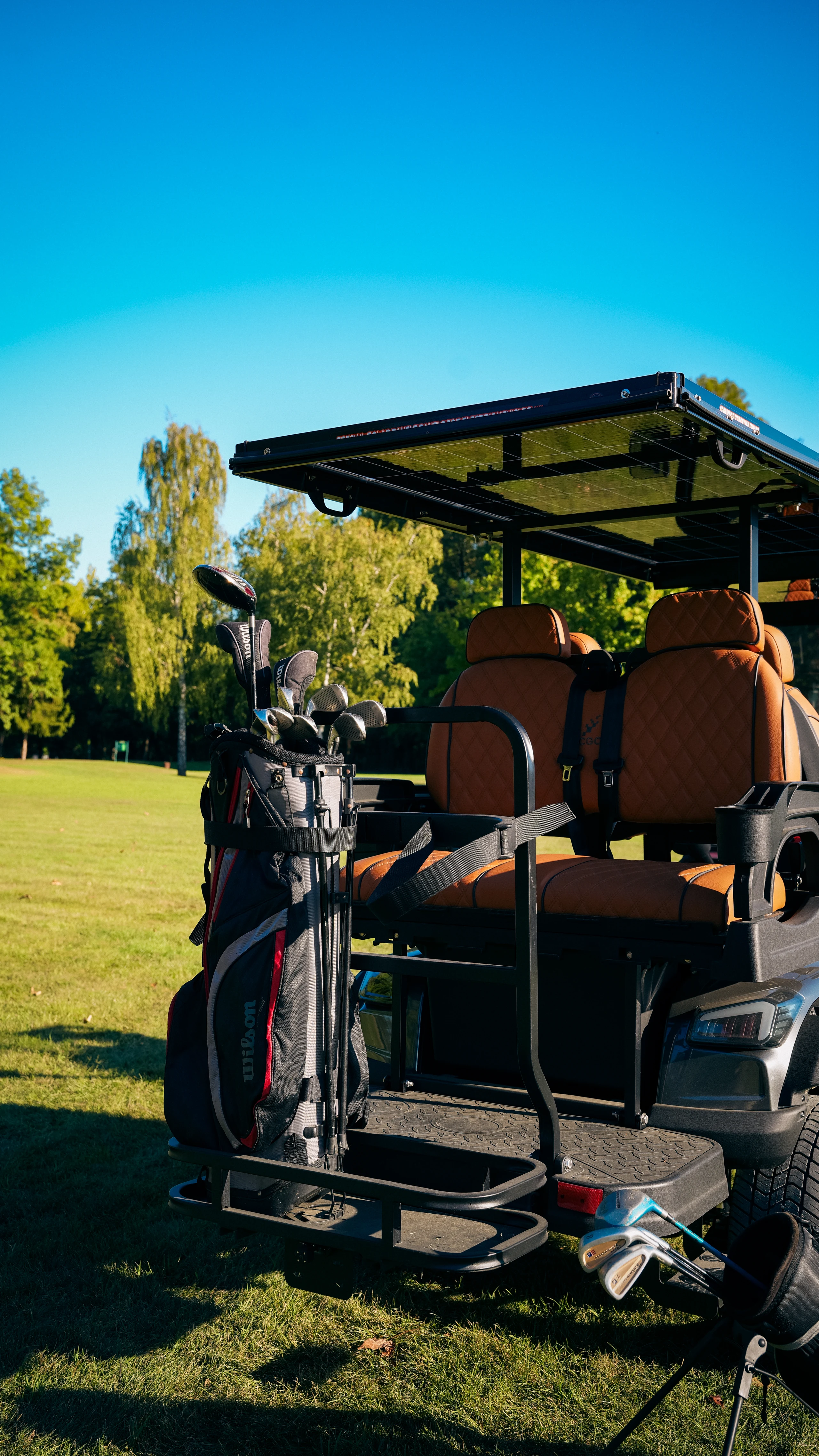 Golf Shuttle Elite 2 + 2 — seats and golf bag
